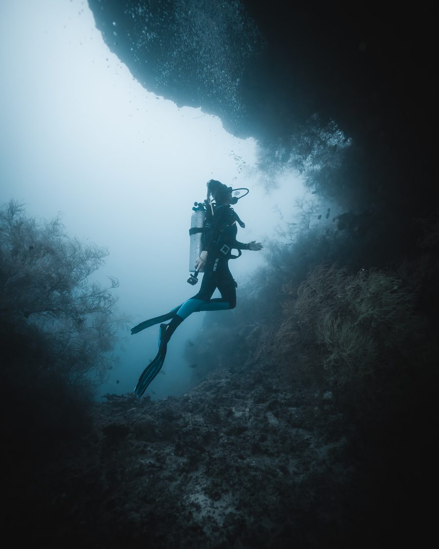 Subacquea all'ingresso di una grotta